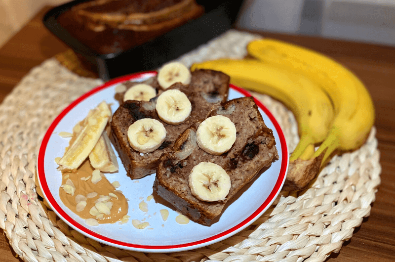 Proteínový banánový chlebík s horkou čokoládou